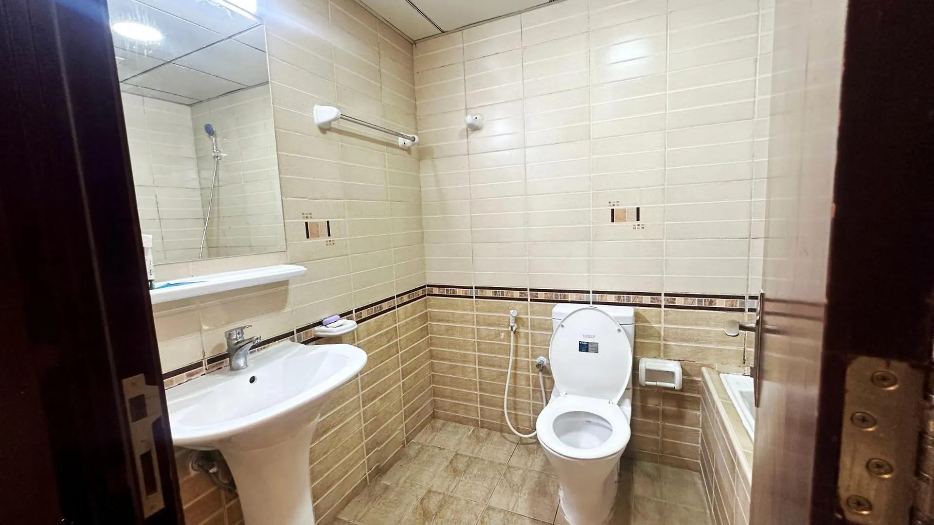 Quiet Partition Room In Tecom Barsha Heights Dubai Homestay