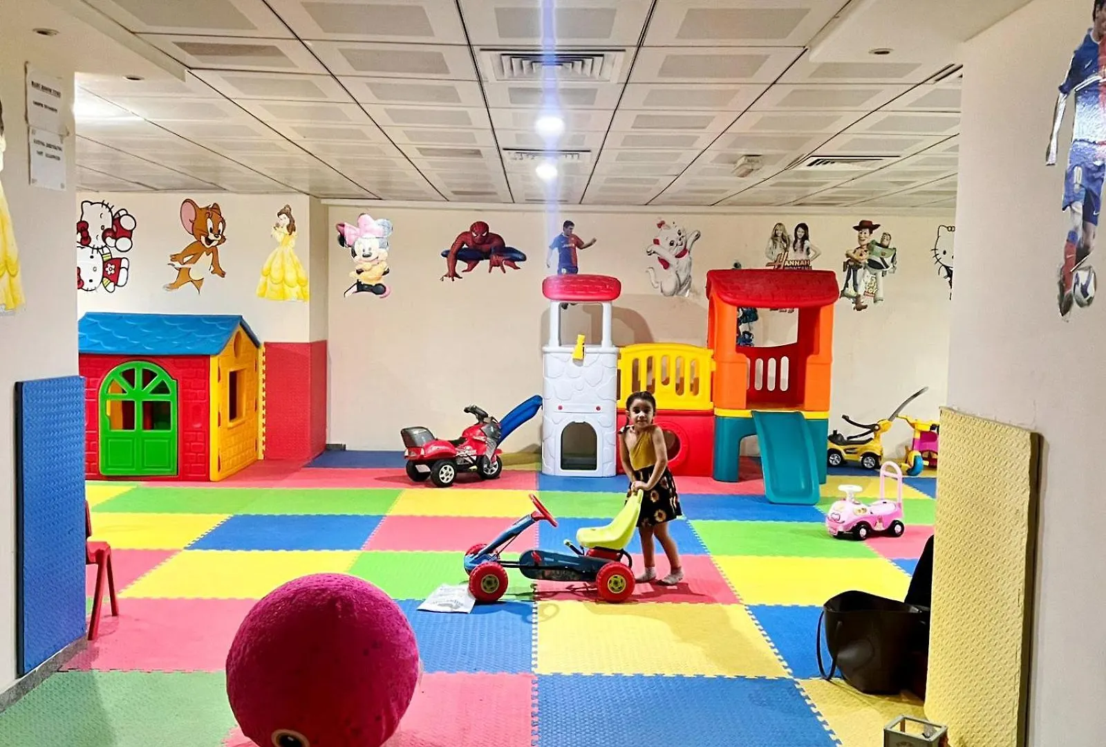 Quiet Partition Room In Tecom Barsha Heights Dubai 0*,